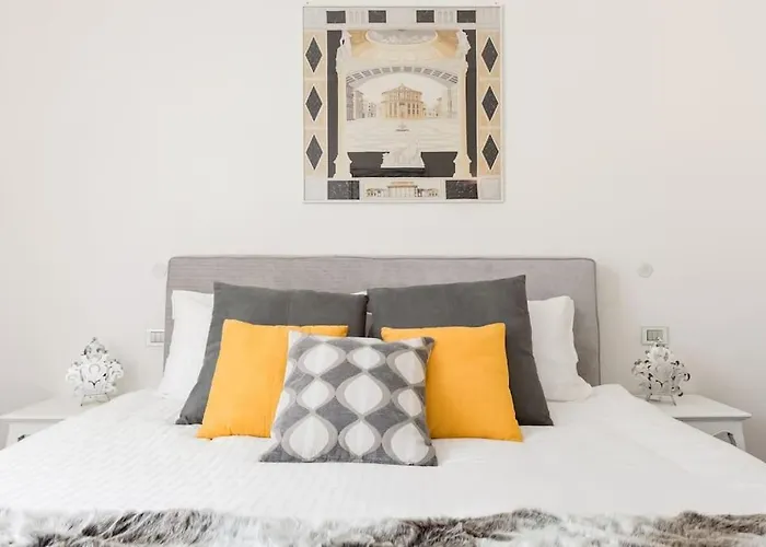 Apartamento Re-imagined In Historical Building